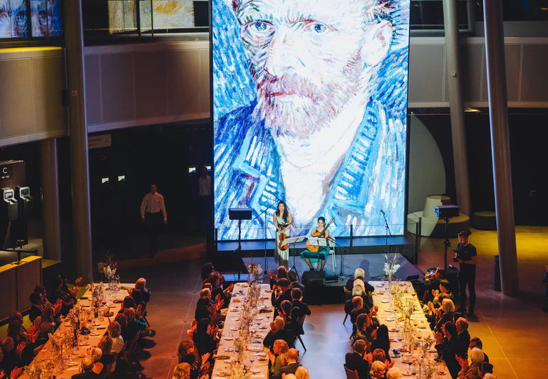 Corporate Circle-leden genieten van het jaarlijkse Vincents Diner in het Atrium van het Van Gogh Museum. Foto: Jelle Draper